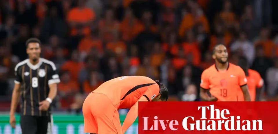 Jugador de la selección naranja se inclina en el campo