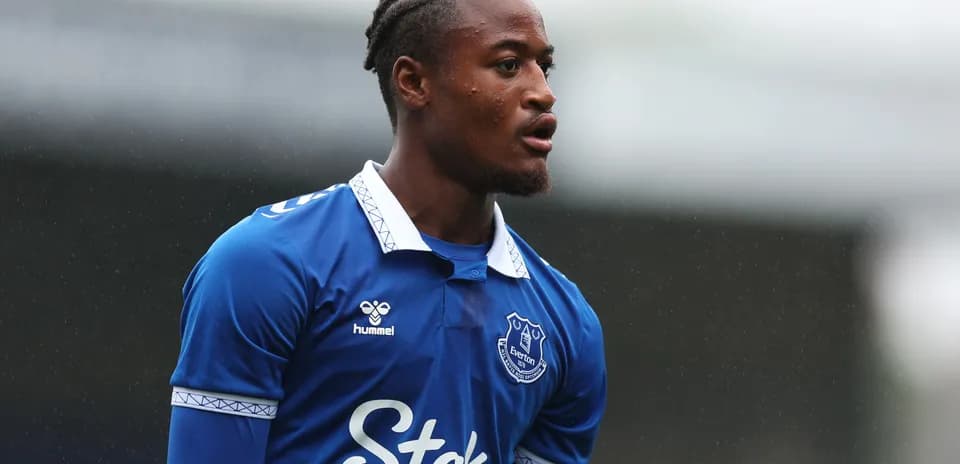 Jugador de Everton en camiseta azul durante partido