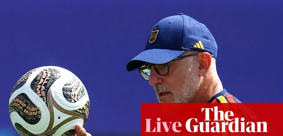 Entrenador sosteniendo un balón de fútbol en entrenamiento