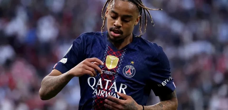 Jugador de PSG mostrando su camiseta durante el partido
