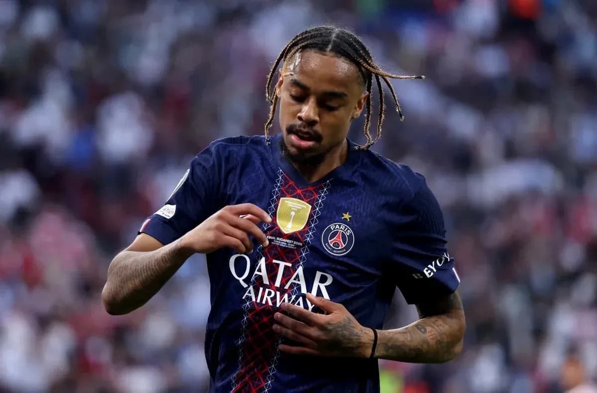 Jugador de PSG mostrando su camiseta durante el partido