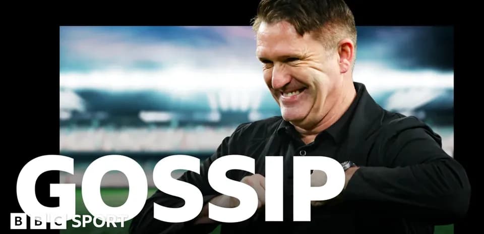 Entrenador sonriendo en el campo de fútbol