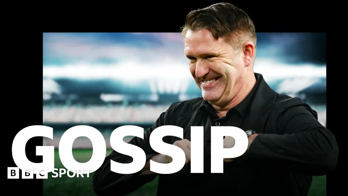 Entrenador sonriendo en el campo de fútbol