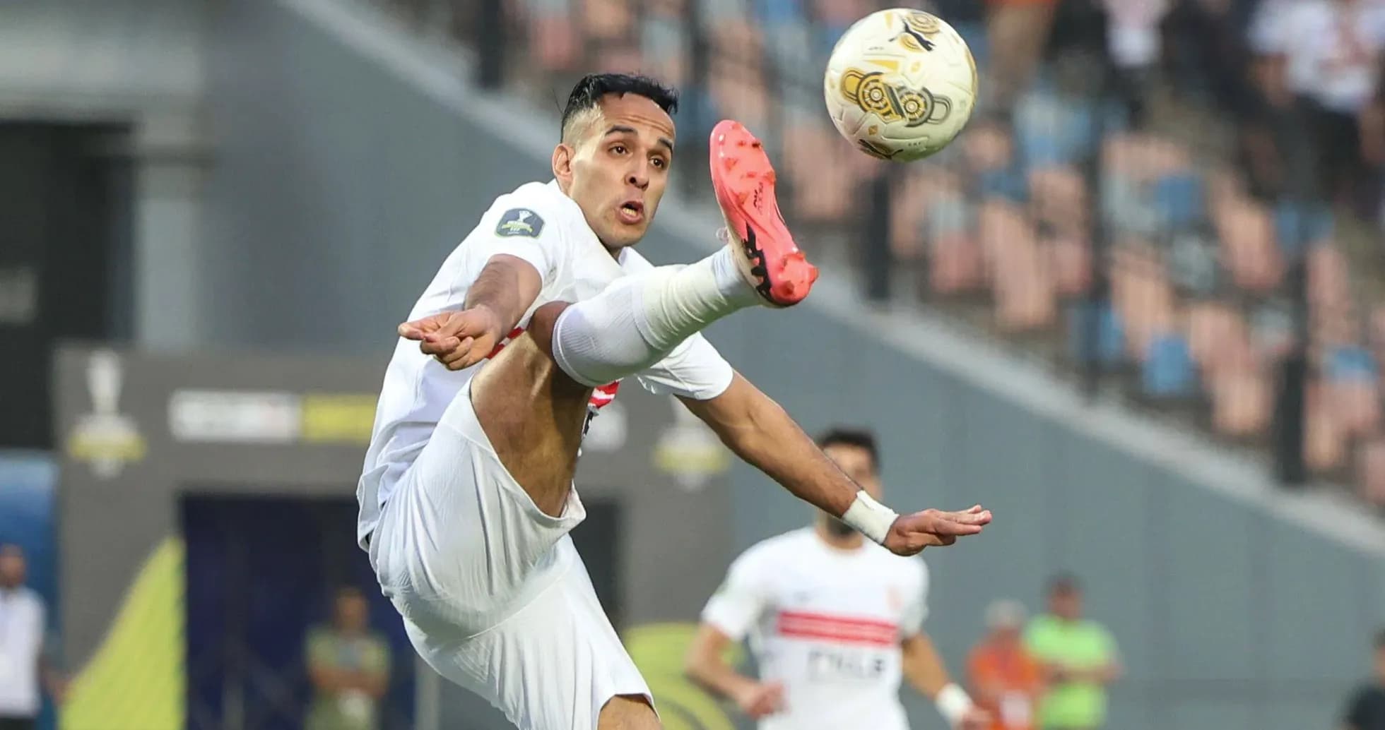 Jugador realizando una chilena durante el partido