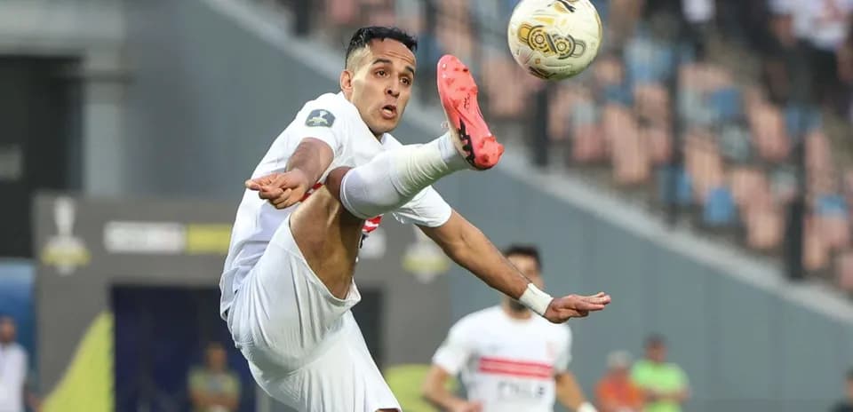 Jugador realizando una chilena durante el partido