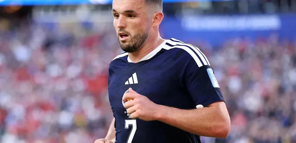 Jugador corriendo con camiseta oscura en el campo