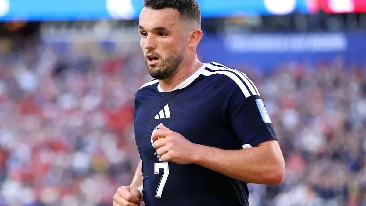 Jugador corriendo con camiseta oscura en el campo