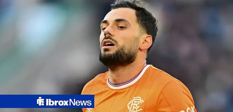 Jugador con camiseta naranja de Rangers en el campo