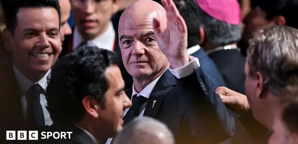 Gianni Infantino saludando en un evento