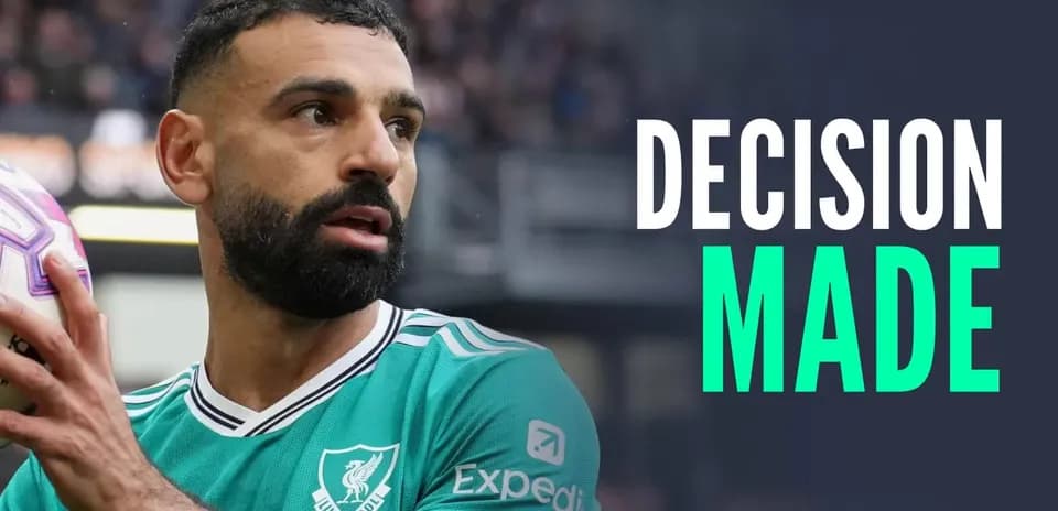 Jugador de Liverpool sosteniendo el balón durante un partido