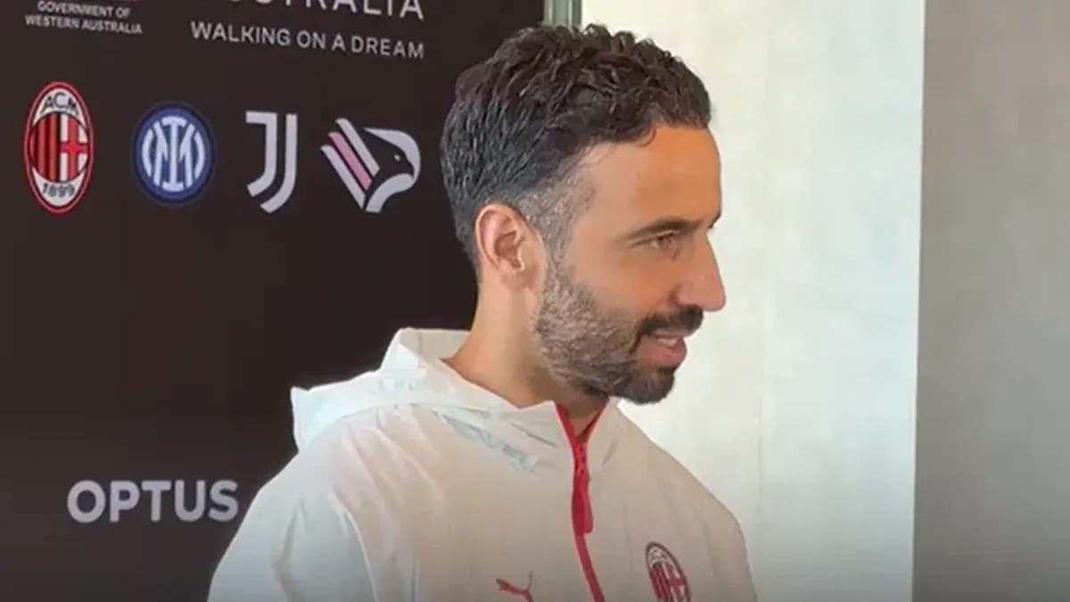 Jugador de AC Milan en conferencia de prensa