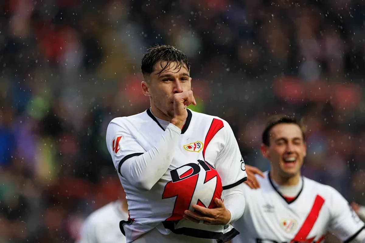 Jugador de Rayo Vallecano celebrando un gol bajo la lluvia