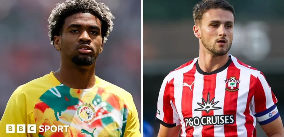 Jugadores en uniformes de Senegal y Southampton