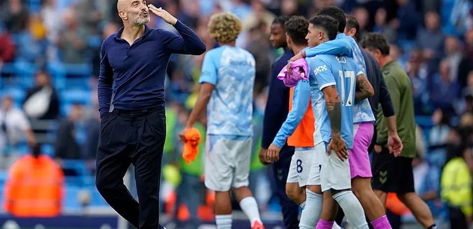Entrenador de Manchester City saludando a jugadores