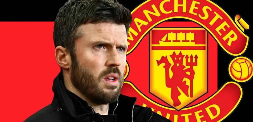 Entrenador de Manchester United frente a su logo