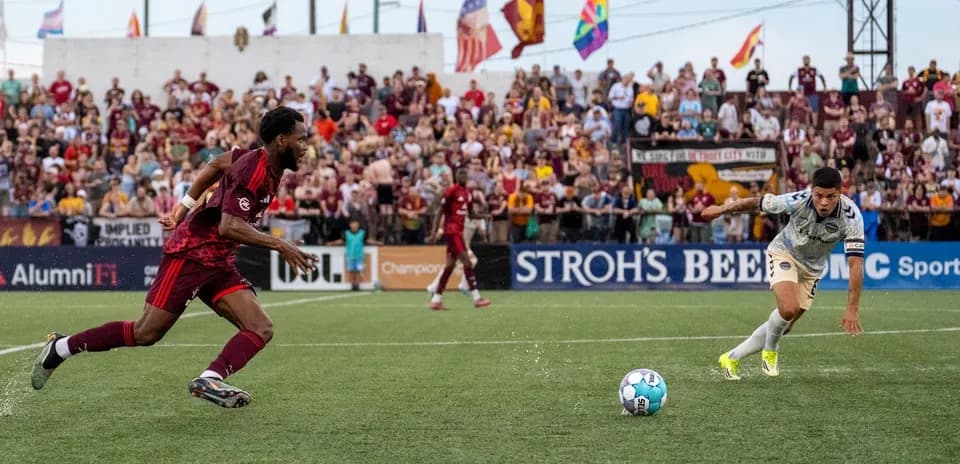 Jugador persiguiendo el balón en el partido