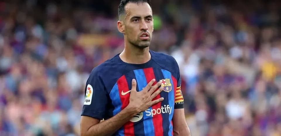 Sergio Busquets con mano en el corazón durante partido