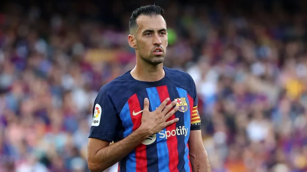 Sergio Busquets con mano en el corazón durante partido