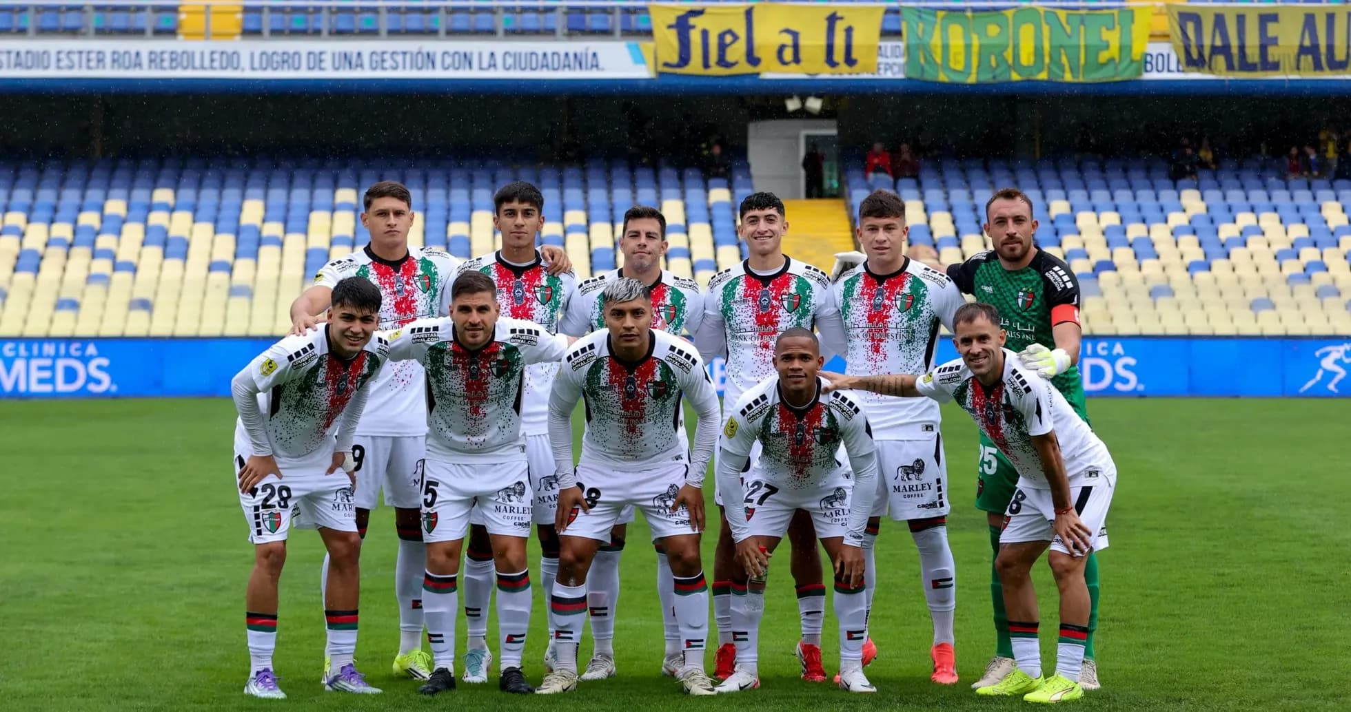 Equipo de Palestino posando antes del partido