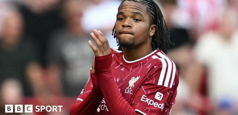 Jugador de Liverpool haciendo gesto de agradecimiento
