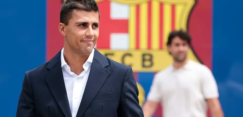 Persona en traje frente al logo del FC Barcelona