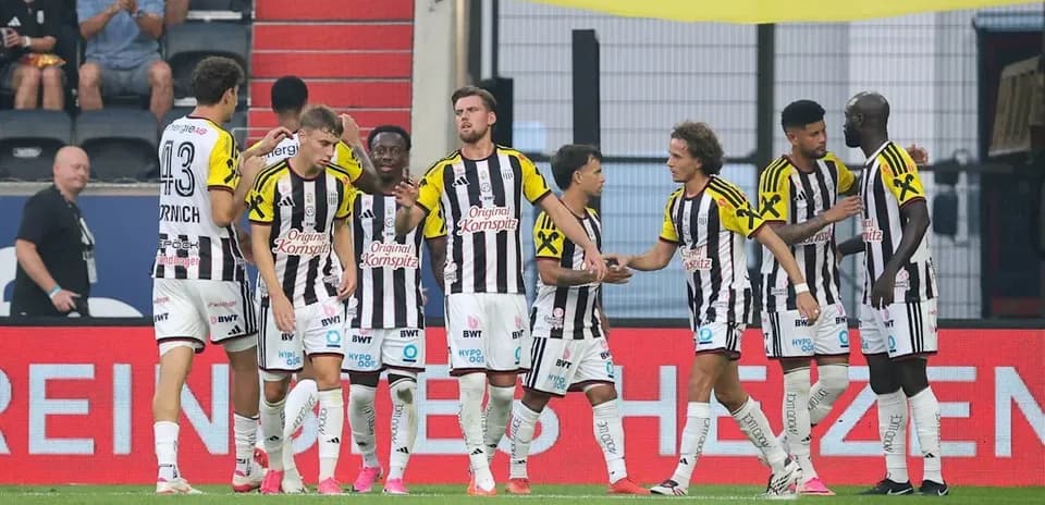 Jugadores de equipo celebrando un gol en el partido