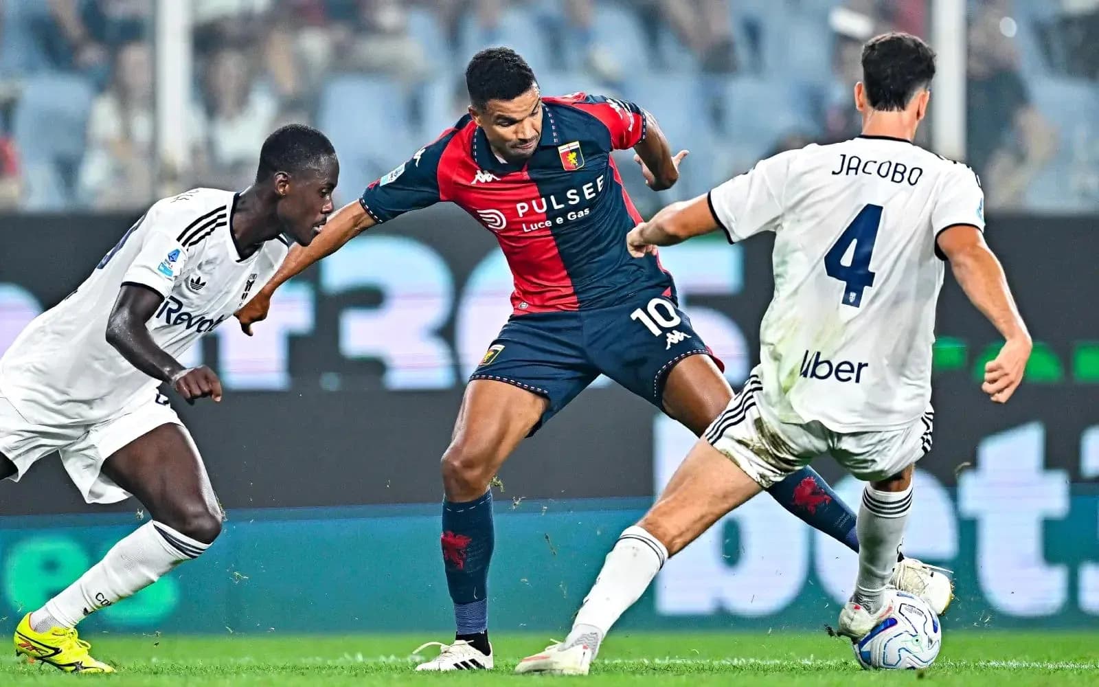 Jugadores de Genoa y Como en acción