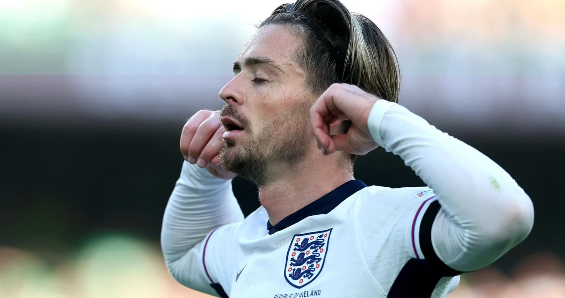 Jugador de Inglaterra con expresión de frustración en el campo
