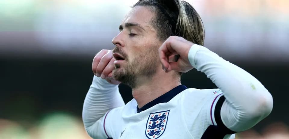Jugador de Inglaterra con expresión de frustración en el campo