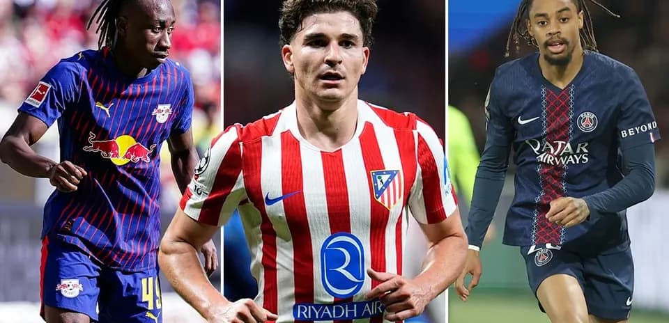 Tres jugadores de fútbol en acción durante partidos
