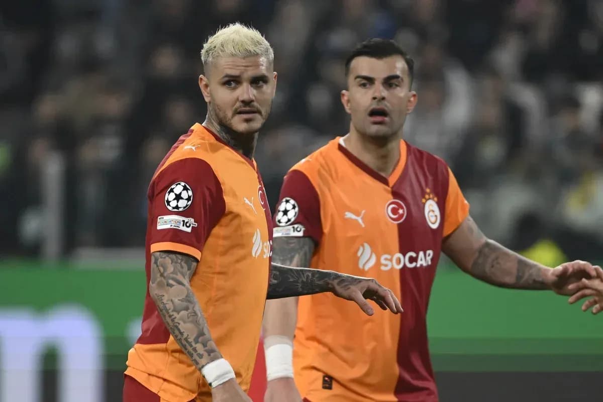 Dos jugadores de Galatasaray en el campo