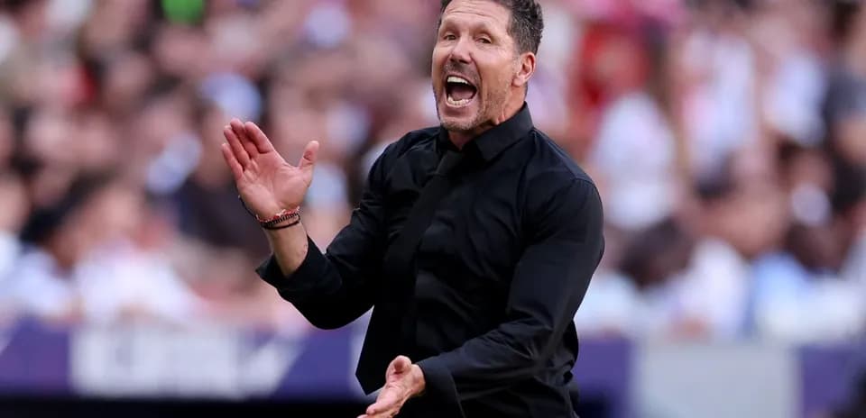 Entrenador dirigiendo a su equipo durante un partido