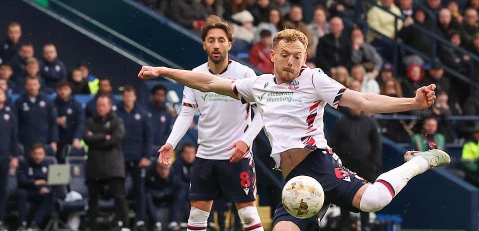 Jugador de Bolton disparando el balón en el partido