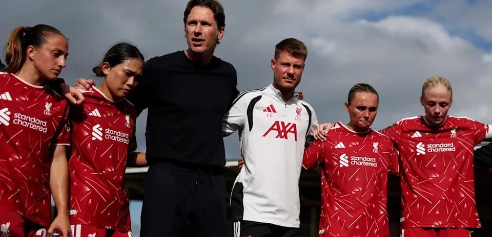 Jugadoras de Liverpool en reunión con el entrenador