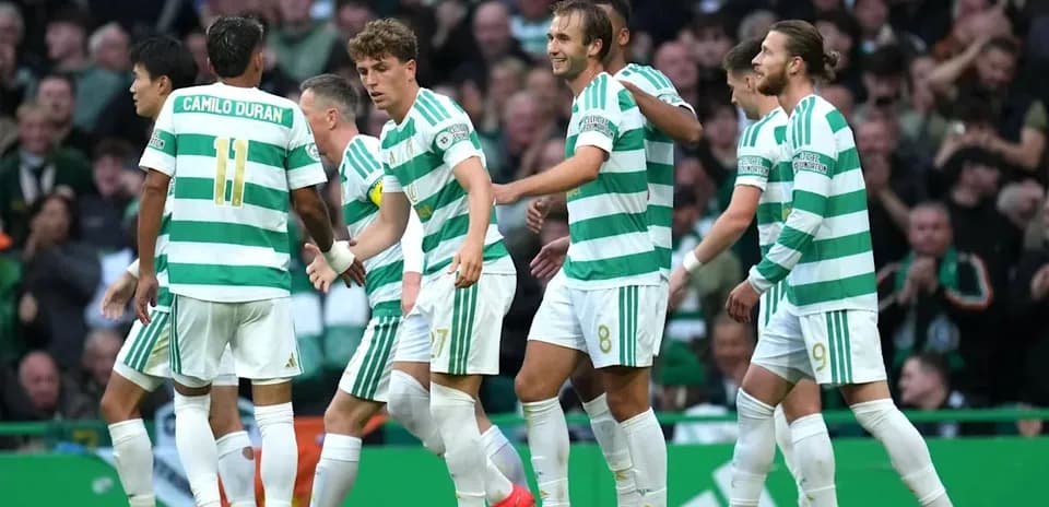 Jugadores de Celtic celebrando un gol en el estadio