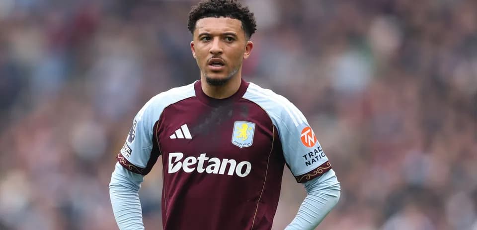 Jugador de Aston Villa durante el partido