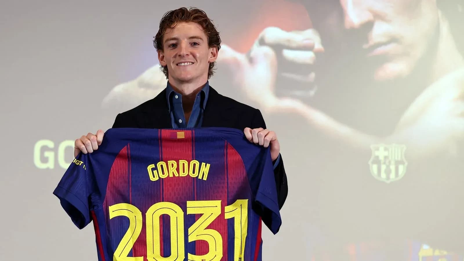 Jugador presenta camiseta de FC Barcelona con nombre Gordon