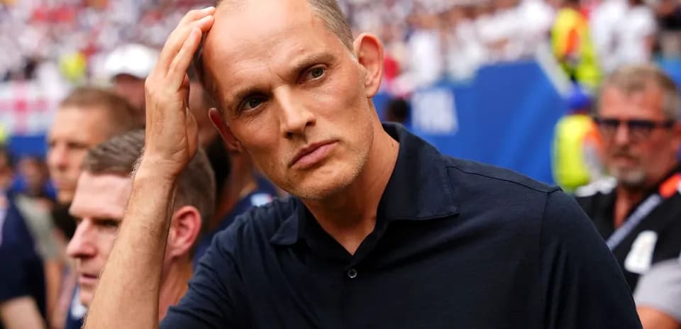 Entrenador observando el partido en el estadio