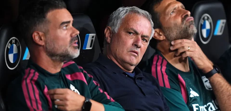Entrenadores en el banquillo durante el partido