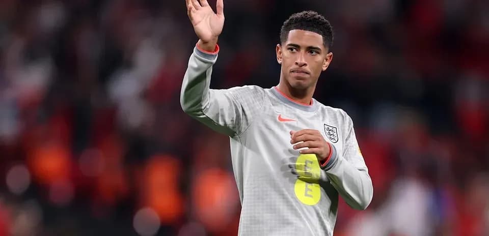 Jugador saludando a la afición en el estadio