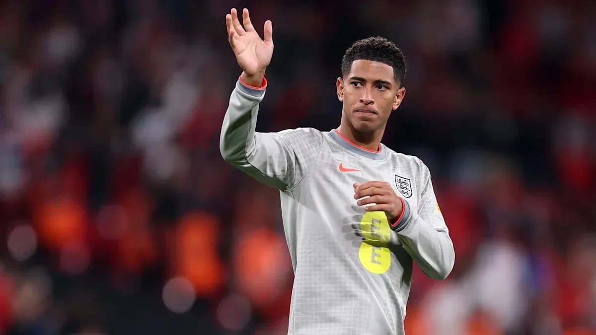 Jugador saludando a la afición en el estadio