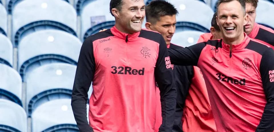 Jugadores del Rangers entrenando y sonriendo en el campo