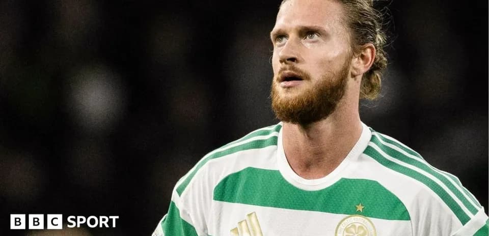 Jugador con camiseta de Celtic mirando al horizonte
