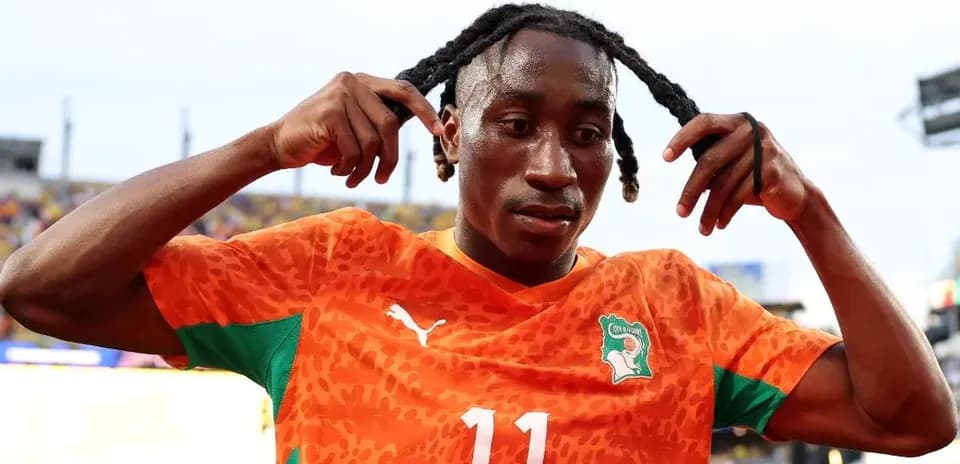 Jugador de Costa de Marfil ajustando su cabello durante partido