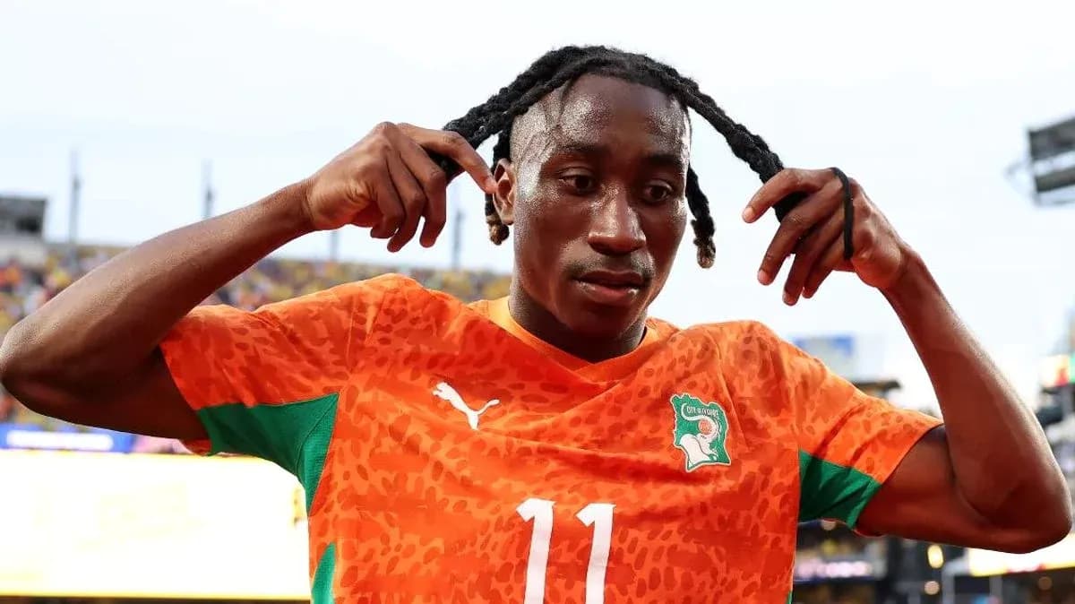 Jugador de Costa de Marfil ajustando su cabello durante partido