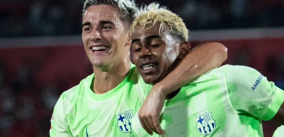 Dos jugadores abrazados celebrando un gol