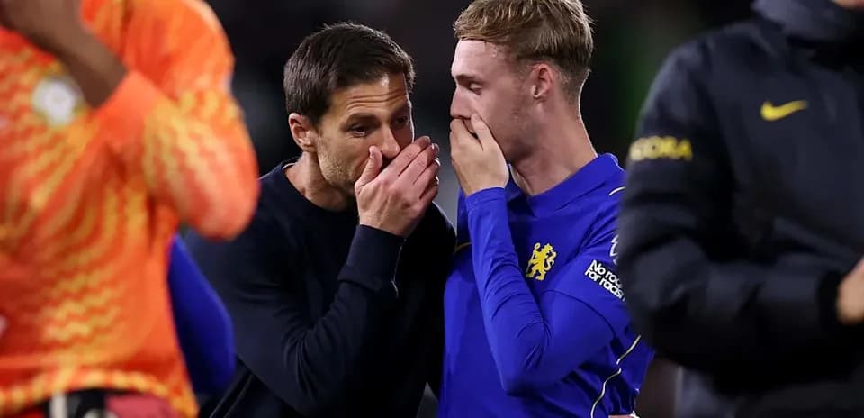 Entrenador hablando en privado con jugador de Chelsea