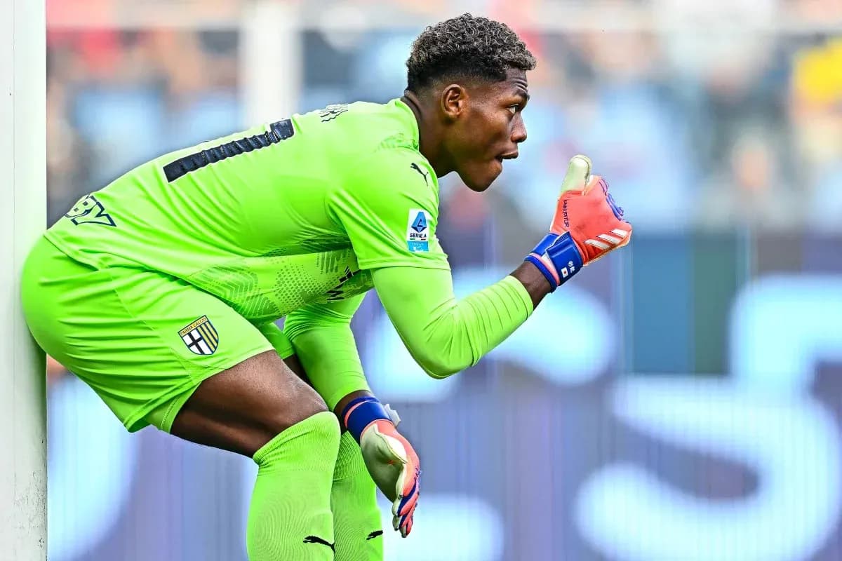 Portero de Parma señalando durante el partido