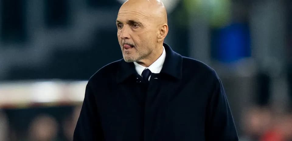 Entrenador caminando en el campo durante el partido
