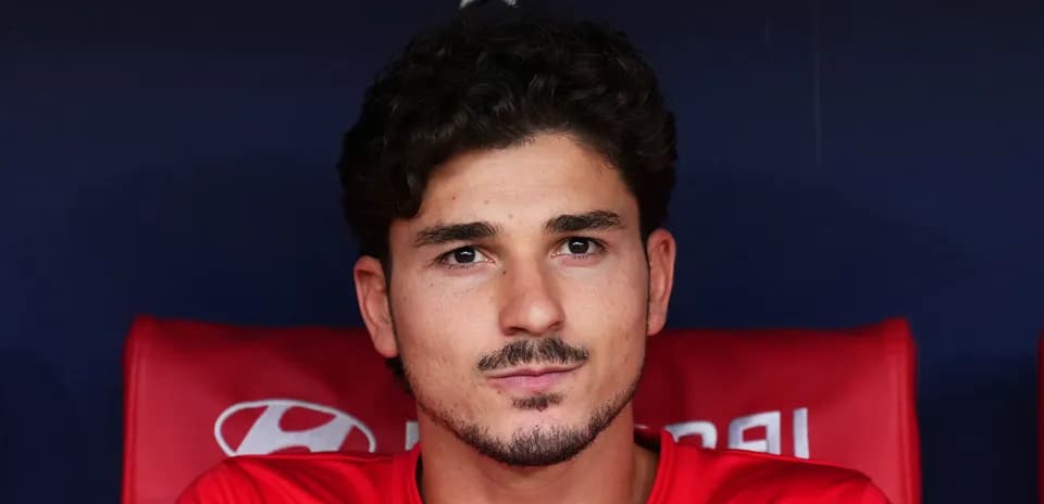 Jugador sentado en el banquillo durante un partido